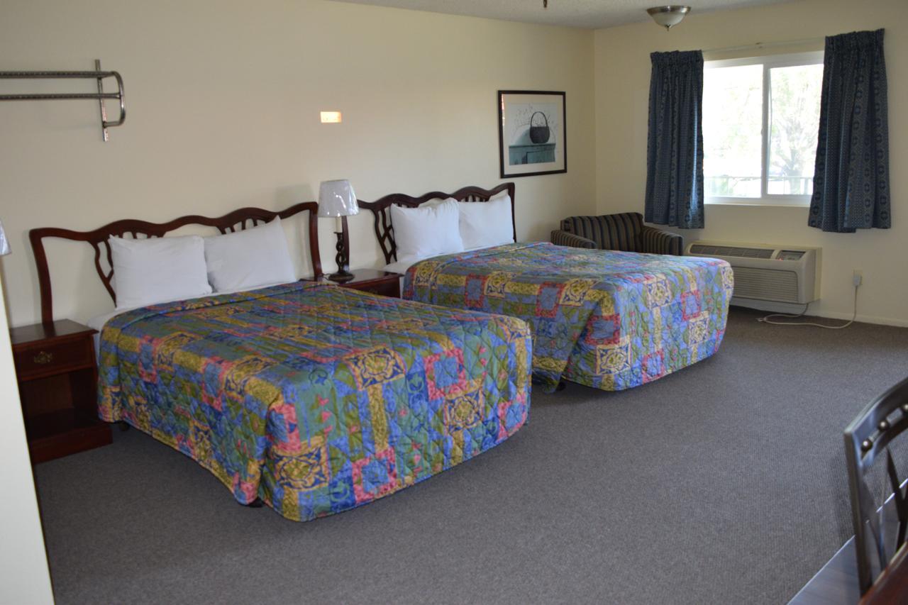 Golden Bear Inn Ontario Exterior photo